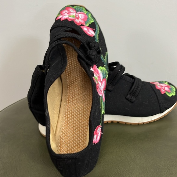 Asian style, embroidered slip on shoes/sneakers, - Picture 2 of 2